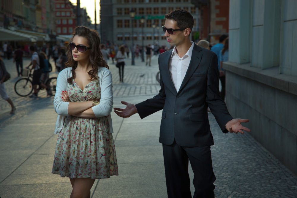 woman-ignoring-man