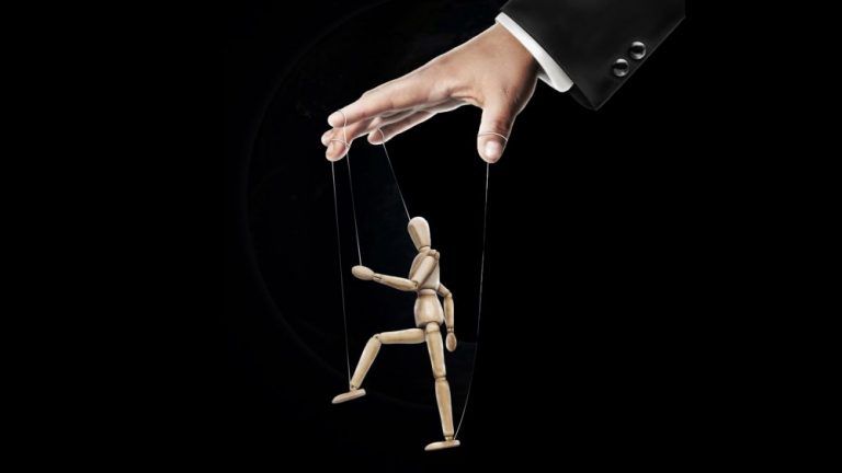hand-controlling-puppet