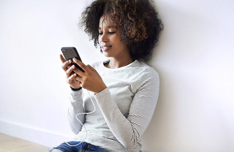woman-texting