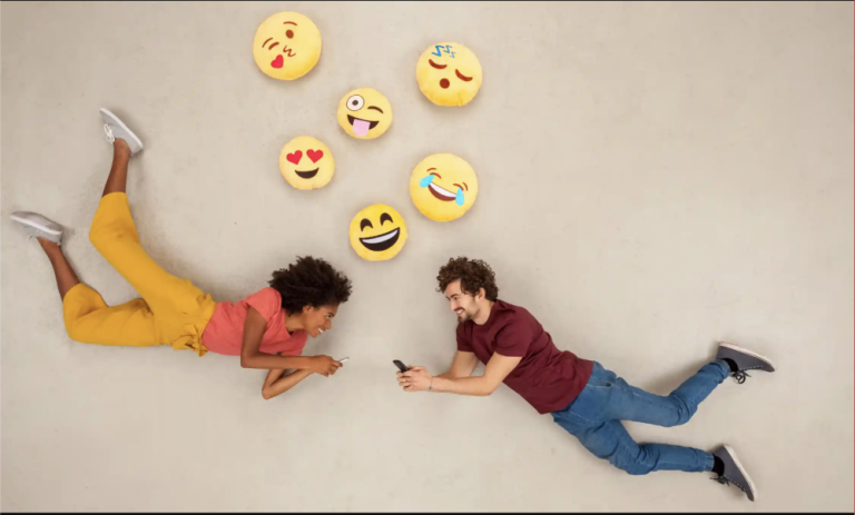 couple-texting-emojis