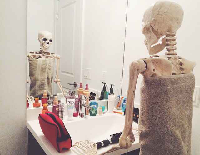 skeleton-woman-looking-in-mirror