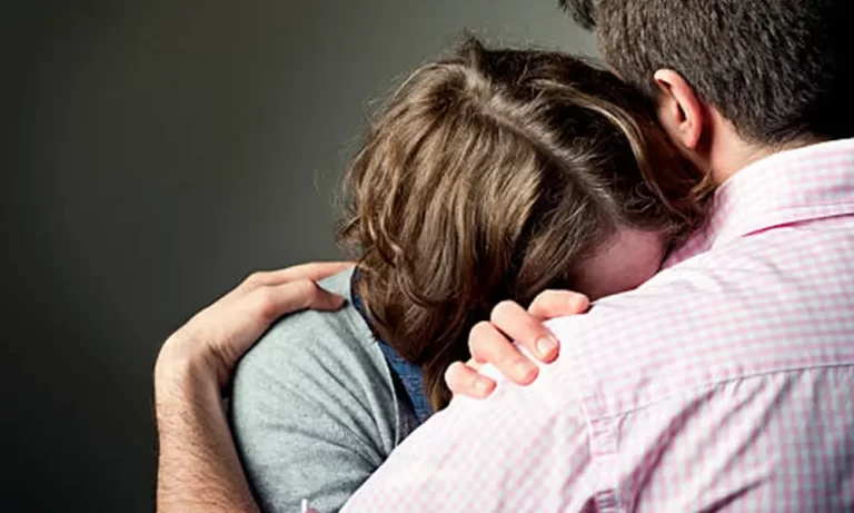 woman-crying-on-mans-shoulder